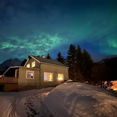 House With Garage In Central Lyngen Lyngseidet Exterior photo