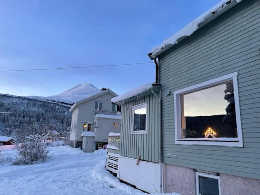 House With Garage In Central Lyngen Lyngseidet Exterior photo