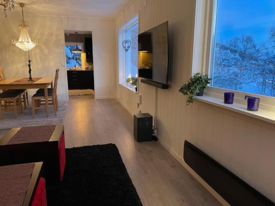 House With Garage In Central Lyngen Lyngseidet Exterior photo